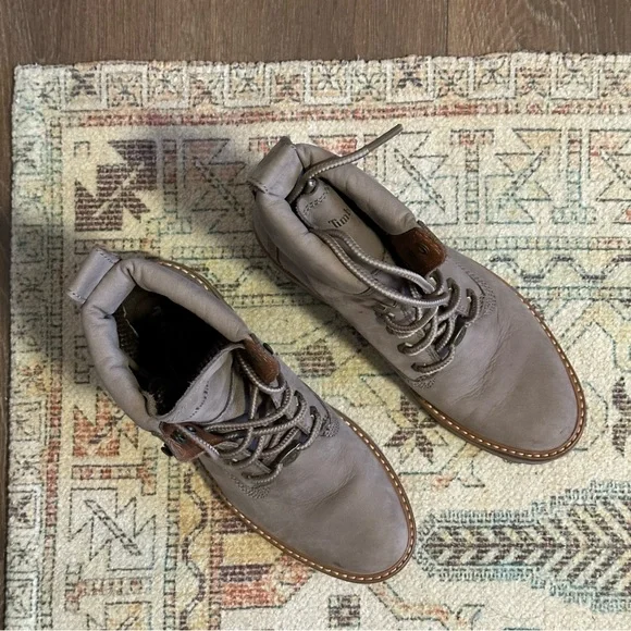 NWOT Timberland Women's Water Resistant Hiking Boot Taupe Size 6 - Picture 2 of 8